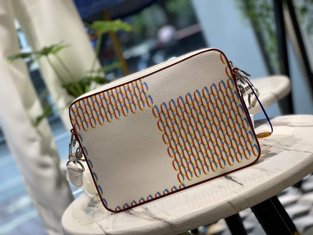 The M20665 Trio Messenger Bag unleashes the on-trend fun of the Damier Spray element. Louis Vuitton's iconic Damier pattern is enlarged to create a 3D effect, while smooth and grained cowhide leather creates multiple str