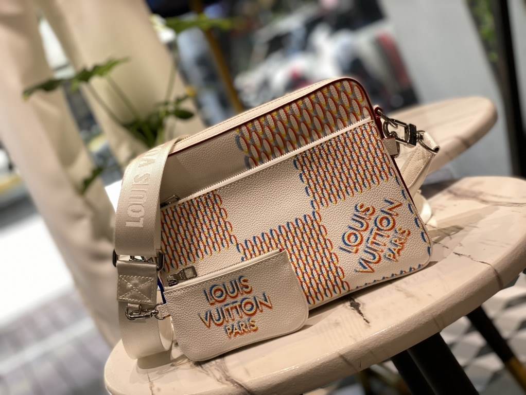 The M20665 Trio Messenger Bag unleashes the on-trend fun of the Damier Spray element. Louis Vuitton's iconic Damier pattern is enlarged to create a 3D effect, while smooth and grained cowhide leather creates multiple str