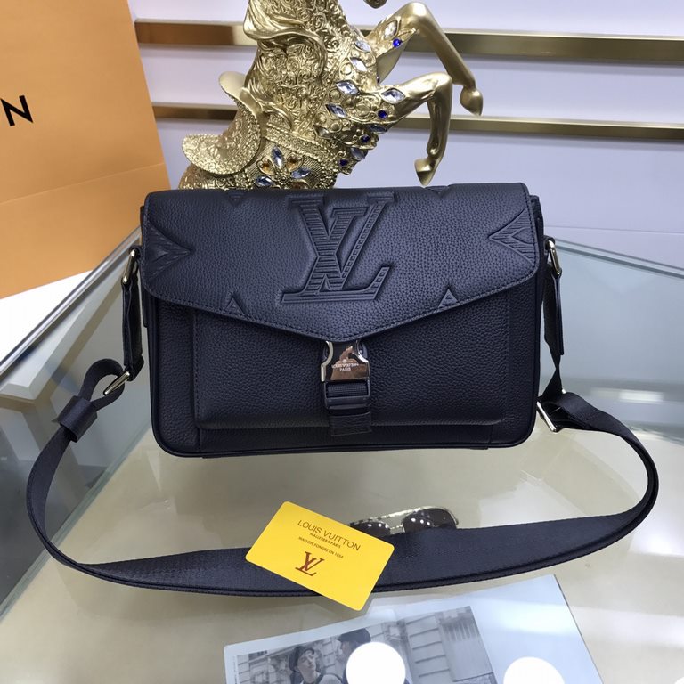 New  LOUIS VUITTON (Louis Vuitton)   2022 latest shoulder bag is not only the bag type to do a good job, but also the quality is very fine, the use of imported cowhide embossing, flap design, hardware supporting, simple 