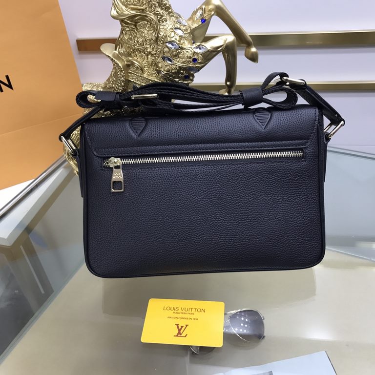 New  LOUIS VUITTON (Louis Vuitton)   2022 latest shoulder bag is not only the bag type to do a good job, but also the quality is very fine, the use of imported cowhide embossing, flap design, hardware supporting, simple 