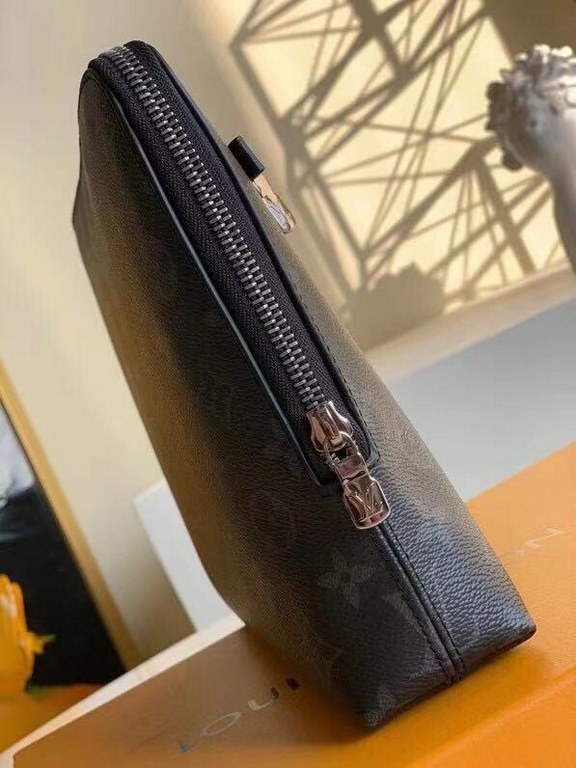 LV Louis Vuitton is the first to use the pouch in the world's most prestigious luxury brand, and it's the first to use the pouch in the world's most prestigious brand.The new pouch clutch is made of damier graphite canva