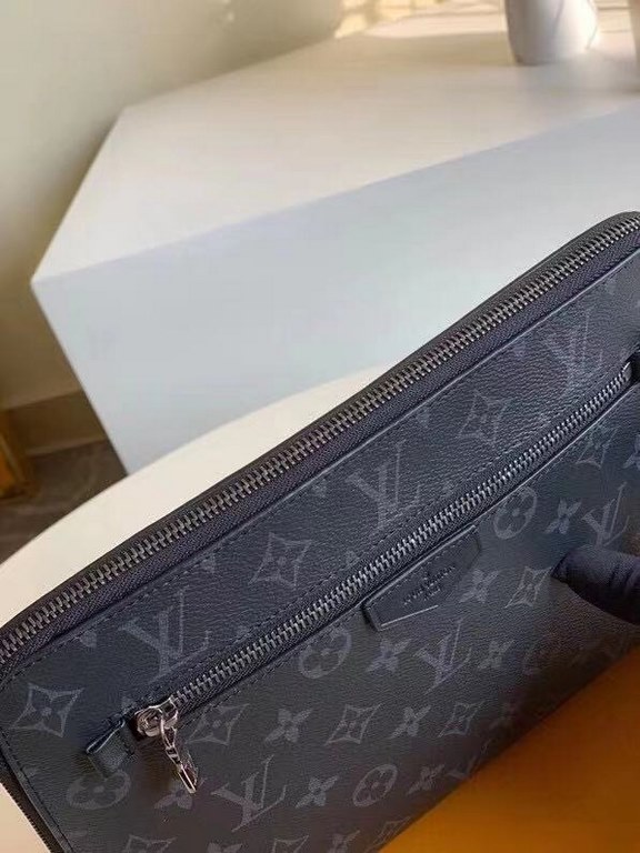 LV Louis Vuitton is the first to use the pouch in the world's most prestigious luxury brand, and it's the first to use the pouch in the world's most prestigious brand.The new pouch clutch is made of damier graphite canva