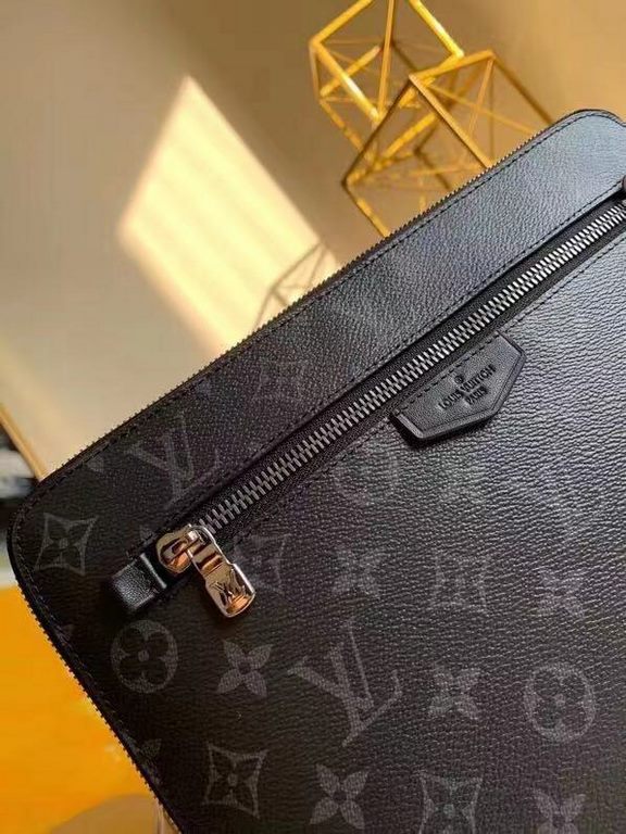 LV Louis Vuitton is the first to use the pouch in the world's most prestigious luxury brand, and it's the first to use the pouch in the world's most prestigious brand.The new pouch clutch is made of damier graphite canva