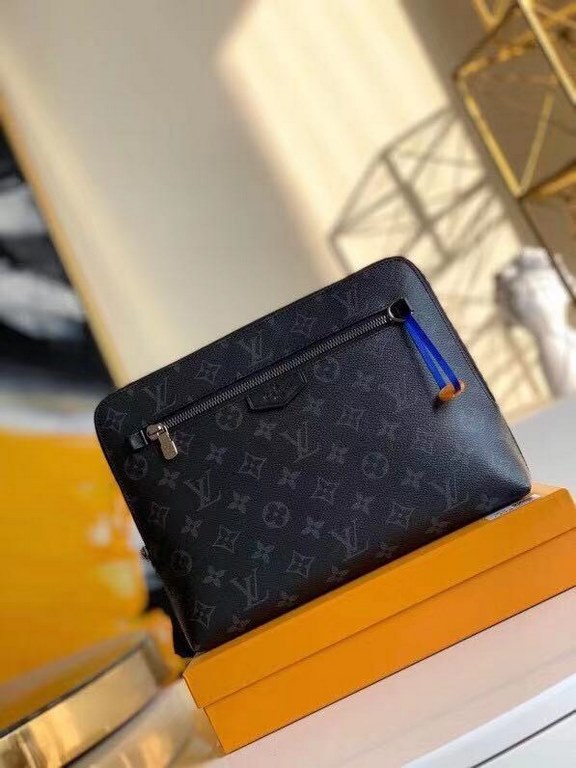 LV Louis Vuitton is the first to use the pouch in the world's most prestigious luxury brand, and it's the first to use the pouch in the world's most prestigious brand.The new pouch clutch is made of damier graphite canva