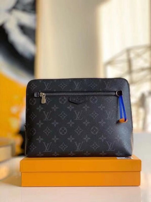 LV Louis Vuitton is the first to use the pouch in the world's most prestigious luxury brand, and it's the first to use the pouch in the world's most prestigious brand.The new pouch clutch is made of damier graphite canva