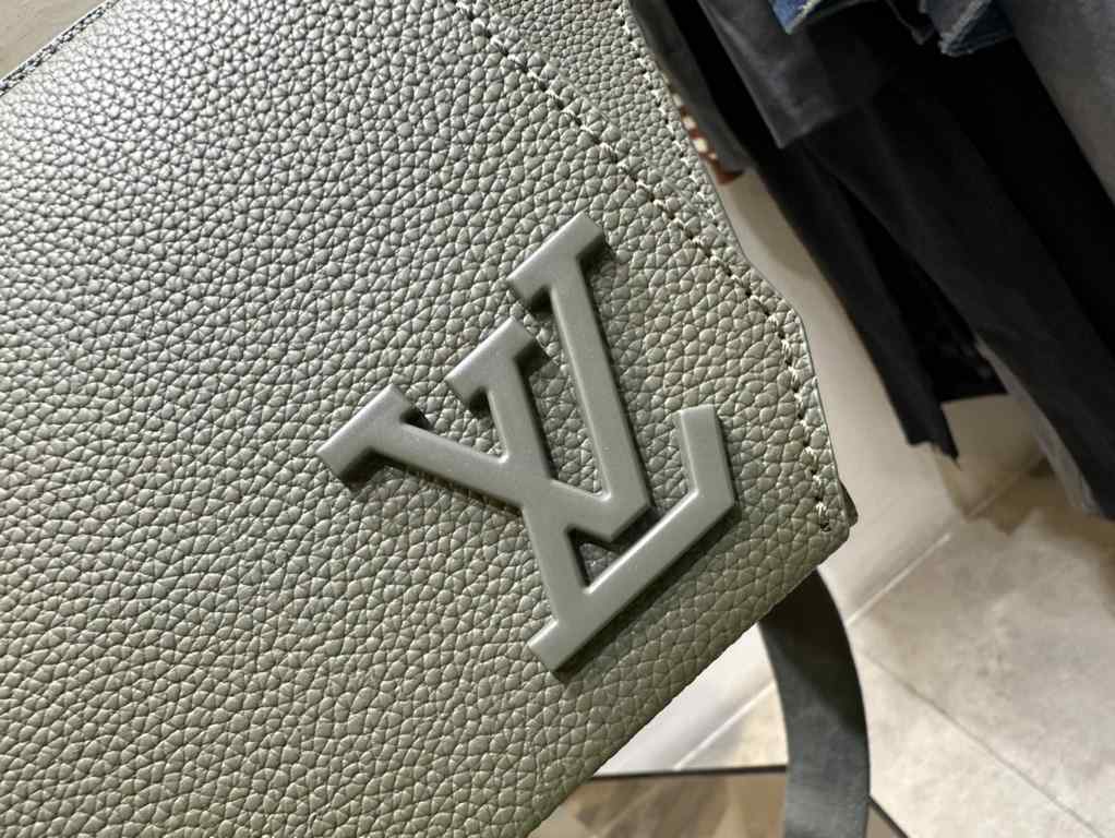 M21364 Green M57081 M21364 Green M57081 The new LV Aerogram shoulder bag is a minimalist design in fine grained cowhide leather that frees up the hands of trendsetters, with a metallic LV logo and a shoulder strap derive