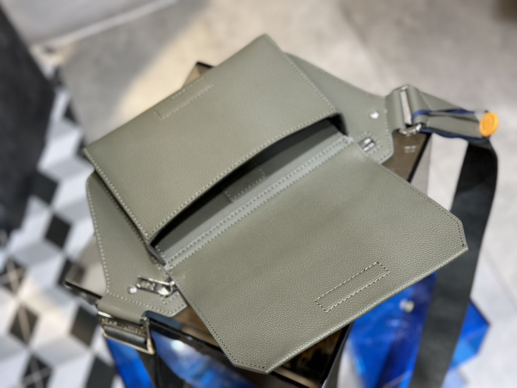 M21364 Green M57081 M21364 Green M57081 The new LV Aerogram shoulder bag is a minimalist design in fine grained cowhide leather that frees up the hands of trendsetters, with a metallic LV logo and a shoulder strap derive