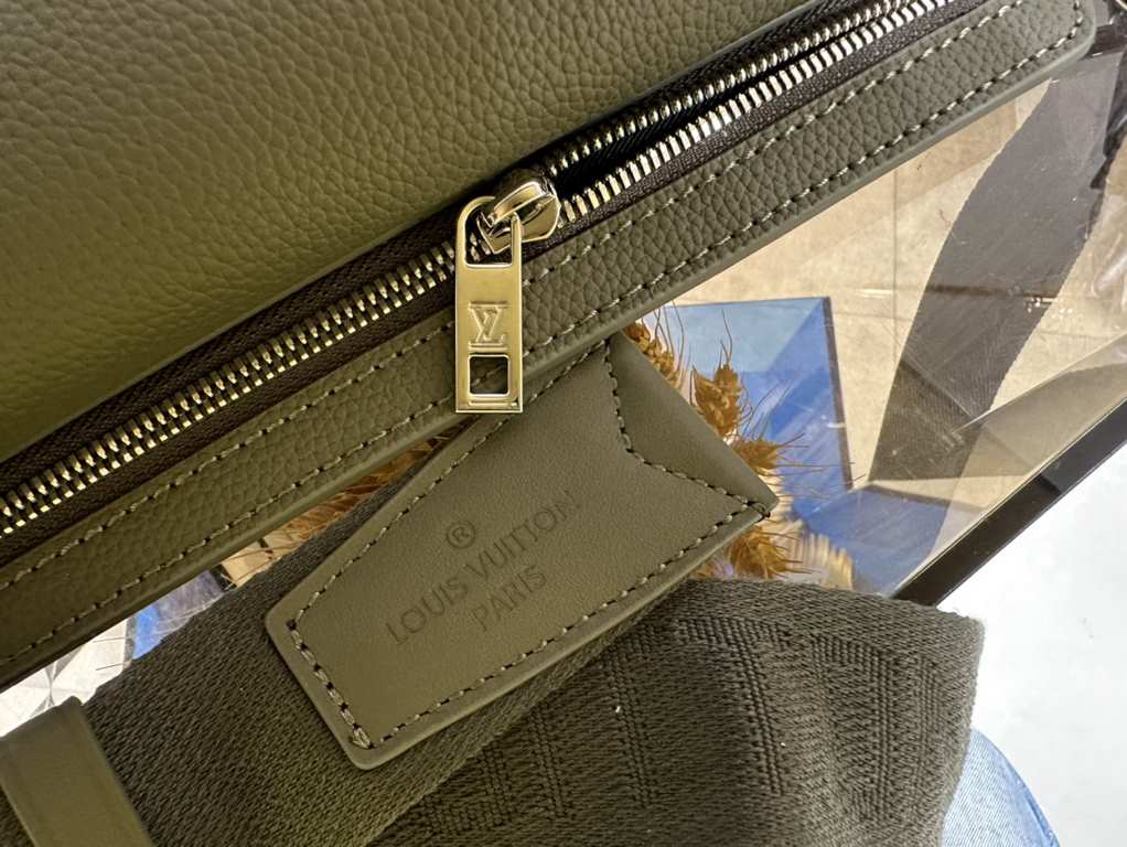 M21364 Green M57081 M21364 Green M57081 The new LV Aerogram shoulder bag is a minimalist design in fine grained cowhide leather that frees up the hands of trendsetters, with a metallic LV logo and a shoulder strap derive