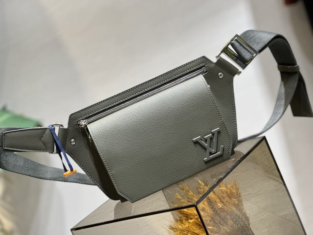 M21364 Green M57081 M21364 Green M57081 The new LV Aerogram shoulder bag is a minimalist design in fine grained cowhide leather that frees up the hands of trendsetters, with a metallic LV logo and a shoulder strap derive