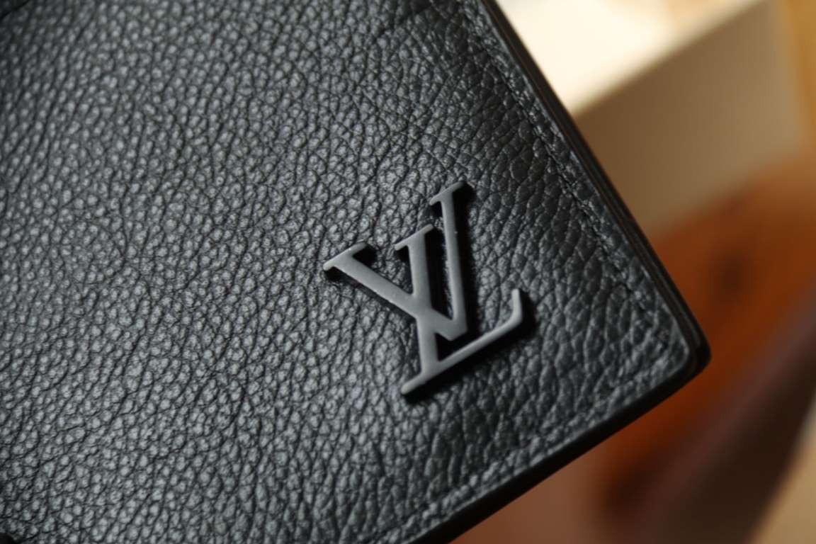 M69829Aerogram Multiple WalletA fresh take on a classic design. Crafted from richly grained calfskin leather, it is identified by the metal LV letters and can be easily worn with LV Aerogram bags. 11.5 x 9 x 1.5 cm.