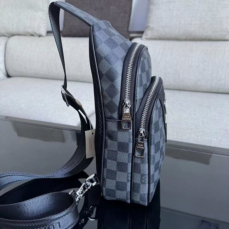 So many people looking at the bag!  LV is not good to sell turn the picture know. Latest 2020 Launched Men's Chest Bag, Selected Leather - High-grade Imported Cowhide Leather, Imported Lining Design  Uniform alignment [B