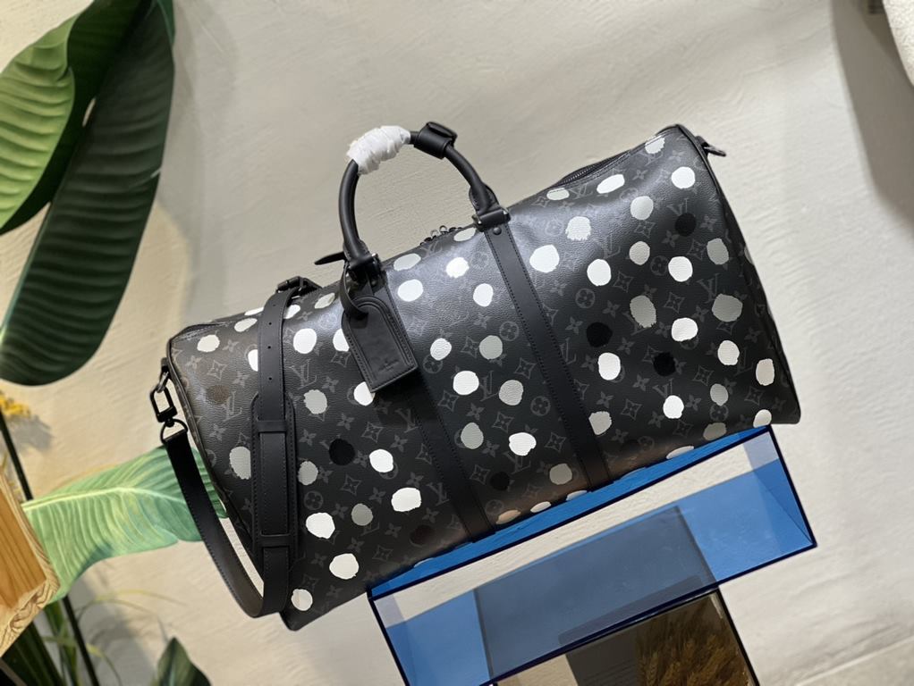 From the Louis Vuitton x Yayoi Kusama collaboration, the M46401 Louis Vuitton x YK Keepall 55 travel bag celebrates the fusion of artistic creativity and craftsmanship with polka dots on Monogram Eclipse canvas, once aga