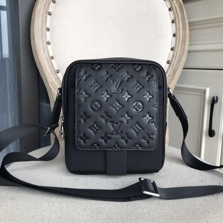 Top counter rat ruthless goods 2022 latest style LV nylon cloth with imported head layer flower leather men's small crossbody bag super hot mass shipment pull, clamoring counter goods   top original single goods   paper 