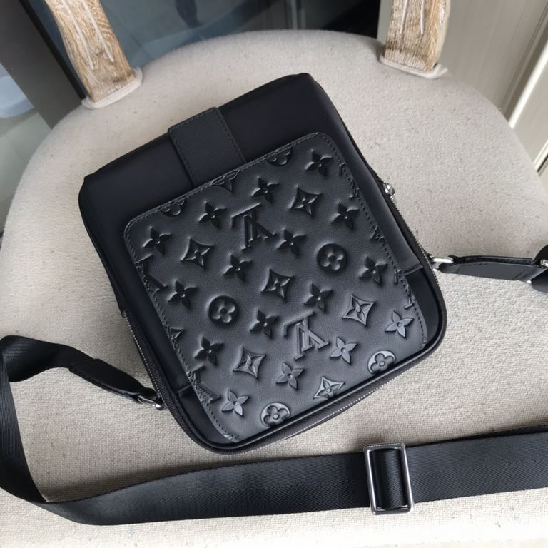 Top counter rat ruthless goods 2022 latest style LV nylon cloth with imported head layer flower leather men's small crossbody bag super hot mass shipment pull, clamoring counter goods   top original single goods   paper 