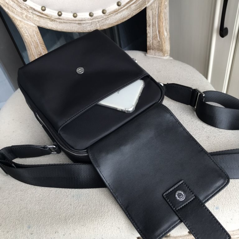 Top counter rat ruthless goods 2022 latest style LV nylon cloth with imported head layer flower leather men's small crossbody bag super hot mass shipment pull, clamoring counter goods   top original single goods   paper 