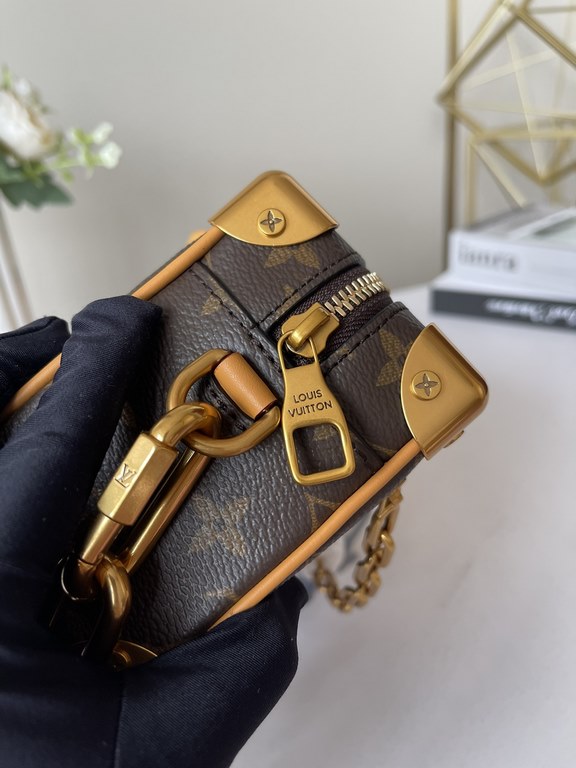 【Top Original Exclusive Photograph】 M44735 M68906 M44480 lv new shoulder crossbody bag box bag for men and women iconic Monogram print with contrasting resin chain strap, menswear artistic director Virgil Abloh for this 