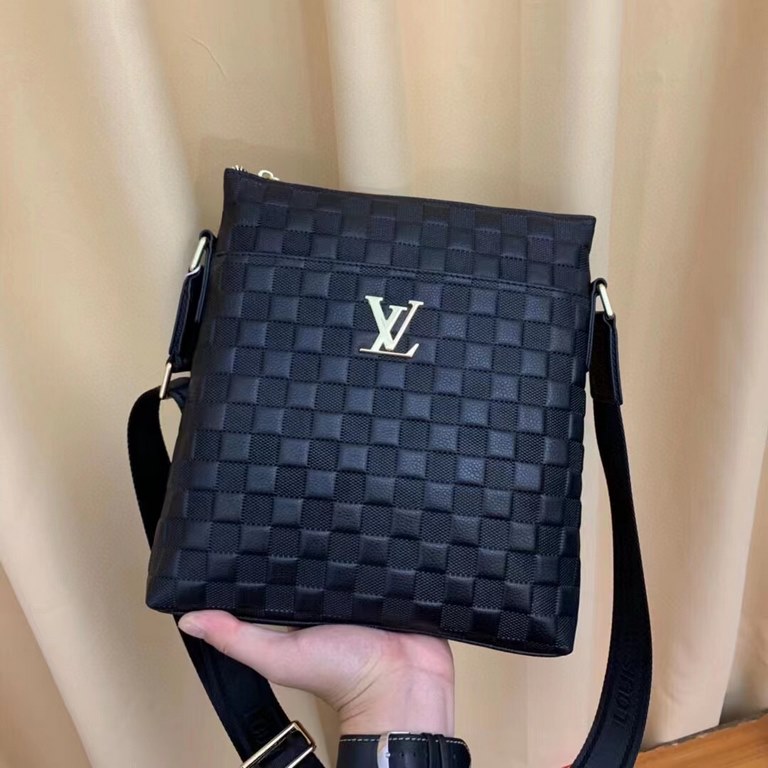 New Lv crossbody bag   Italian imported cowhide   top goods,   steel hardware are brand LOGO, look at the gloss of the leather, look at the oil edges, look at the alignment, the highest quality in the market, there is no