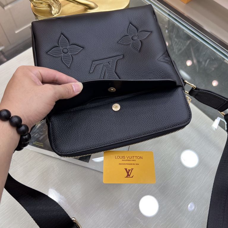 New  LOUIS VUITTON (Louis Vuitton)   the latest shoulder bag Not only the bag type to do a good job, and the quality is also very fine, the use of imported cowhide embossed production, hardware supporting with a combinat