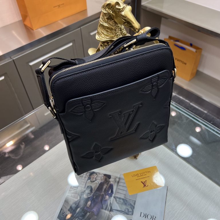 New  LOUIS VUITTON (Louis Vuitton)   the latest shoulder bag Not only the bag type to do a good job, and the quality is also very fine, the use of imported cowhide embossed production, hardware supporting with a combinat