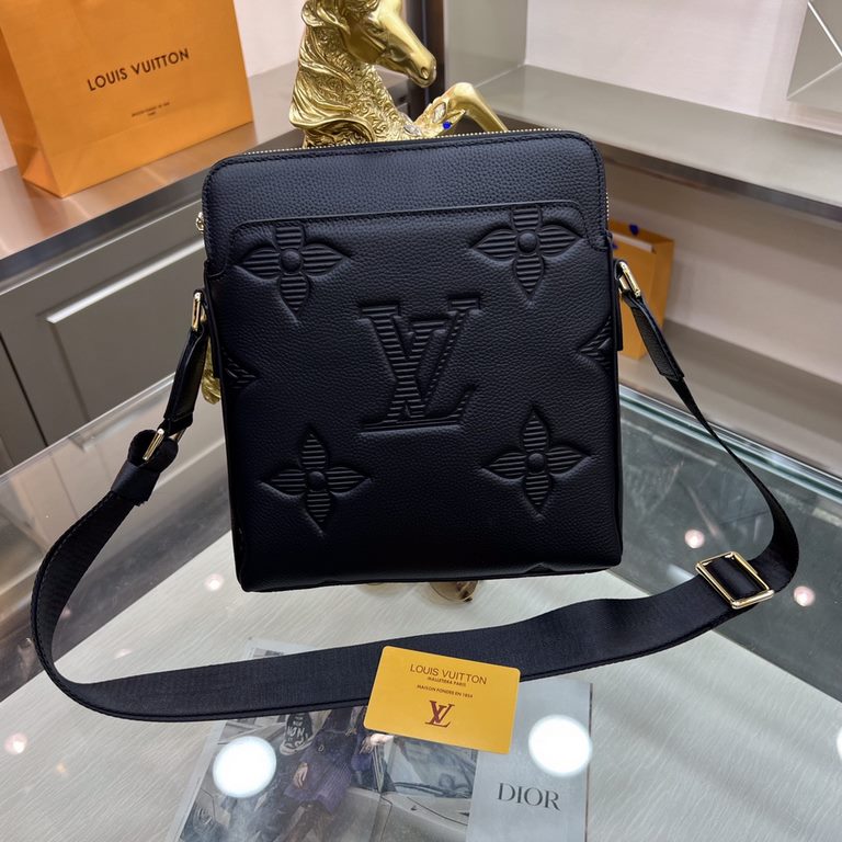 New  LOUIS VUITTON (Louis Vuitton)   the latest shoulder bag Not only the bag type to do a good job, and the quality is also very fine, the use of imported cowhide embossed production, hardware supporting with a combinat