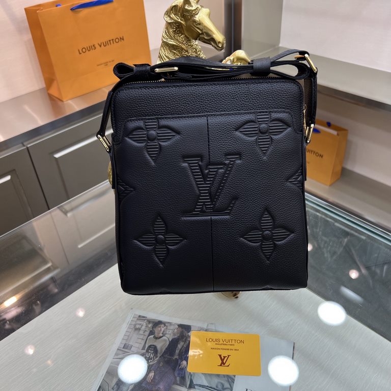 New  LOUIS VUITTON (Louis Vuitton)   the latest shoulder bag Not only the bag type to do a good job, and the quality is also very fine, the use of imported cowhide embossed production, hardware supporting with a combinat