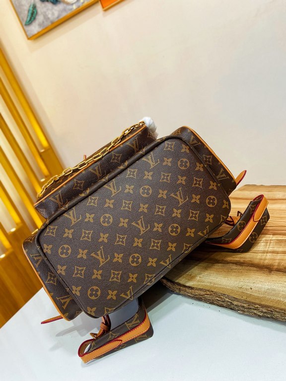 [LV 45670 Shoulder Bag]     Trio shoulder bag is a Monogram canvas body with cowhide flap, embellished with modern details such as a gold chain on the front pocket, linking Louis Vuitton's The Trio shoulder bag is a Mono