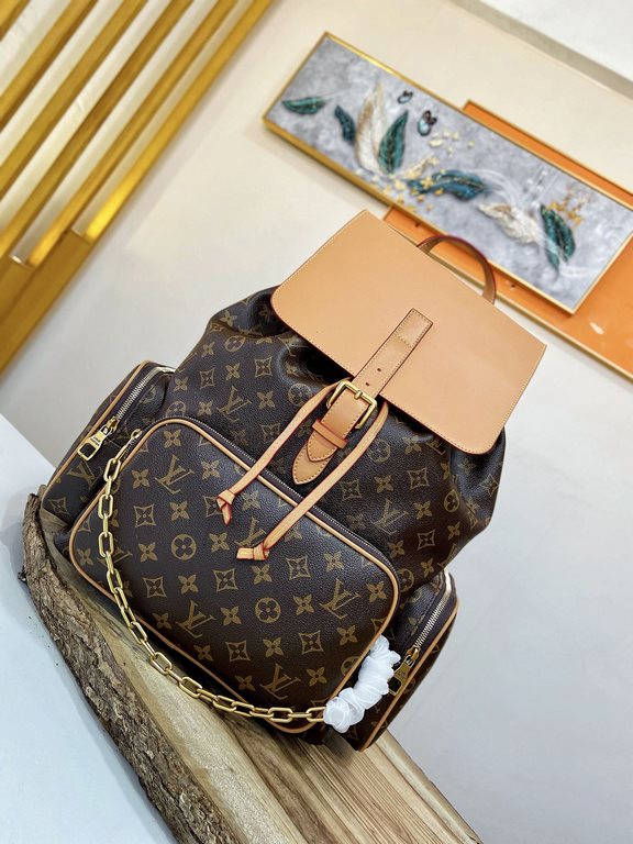 [LV 45670 Shoulder Bag]     Trio shoulder bag is a Monogram canvas body with cowhide flap, embellished with modern details such as a gold chain on the front pocket, linking Louis Vuitton's The Trio shoulder bag is a Mono