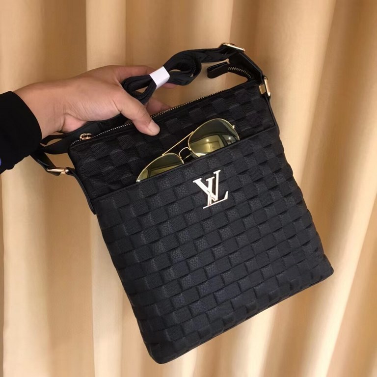 New Lv crossbody bag   Italian imported cowhide   top goods,   steel hardware are brand LOGO, look at the gloss of the leather, look at the oil edge, look at the alignment, the highest quality in the market, there is no 