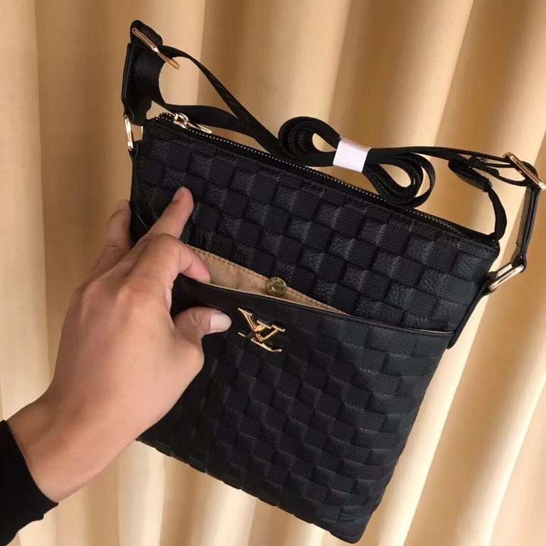 New Lv crossbody bag   Italian imported cowhide   top goods,   steel hardware are brand LOGO, look at the gloss of the leather, look at the oil edge, look at the alignment, the highest quality in the market, there is no 