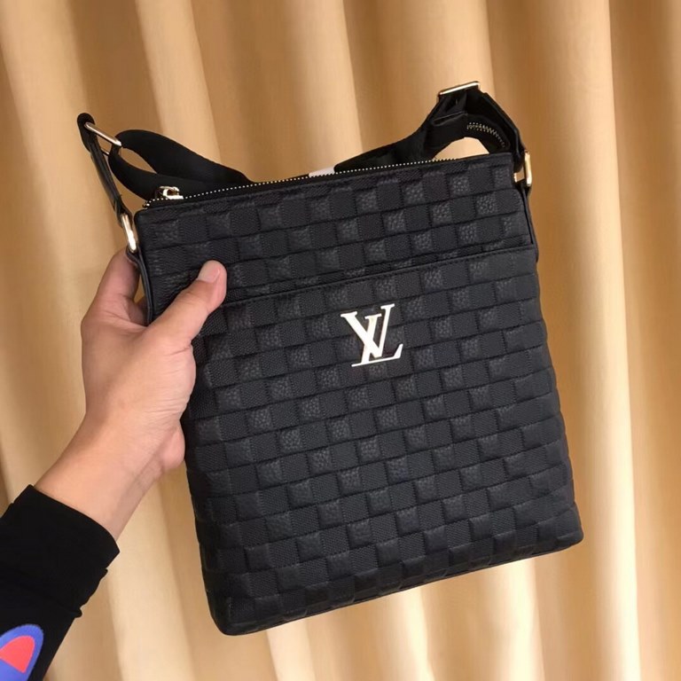 New Lv crossbody bag   Italian imported cowhide   top goods,   steel hardware are brand LOGO, look at the gloss of the leather, look at the oil edge, look at the alignment, the highest quality in the market, there is no 