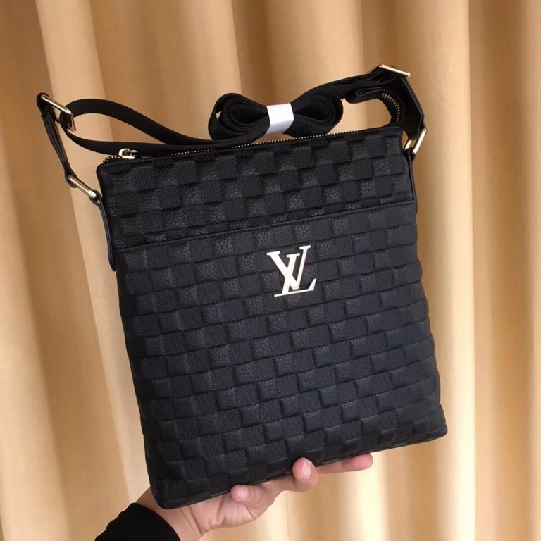 New Lv crossbody bag   Italian imported cowhide   top goods,   steel hardware are brand LOGO, look at the gloss of the leather, look at the oil edge, look at the alignment, the highest quality in the market, there is no 