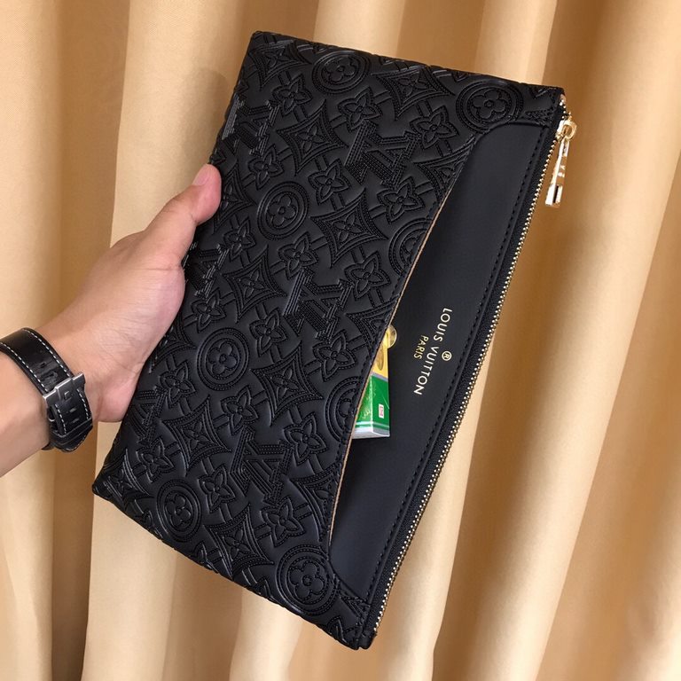 P  LV high-end goods     get your hands on the leather is good,   steel hardware are brand LOGO, look at the gloss of the leather, look at the oil edges, look at the alignment, the highest quality in the market, there is