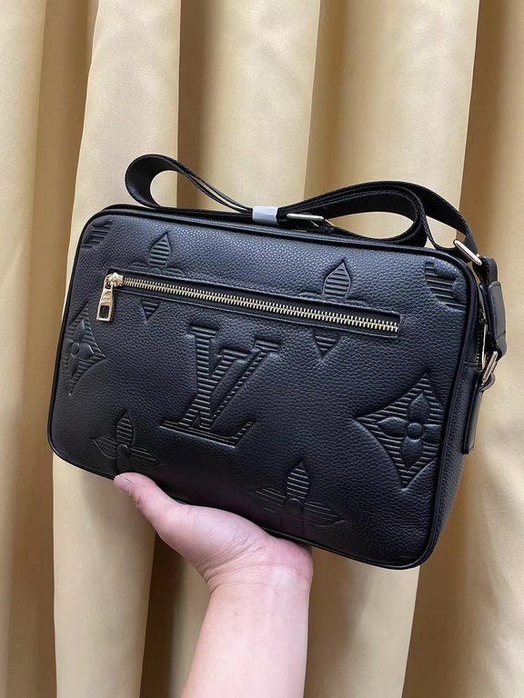 2023 spring fire crossbody bag   Italian imported cowhide   top goods,   steel hardware are brand LOGO, look at the gloss of the skin, look at the oil edges, look at the alignment, the highest quality in the market, ther