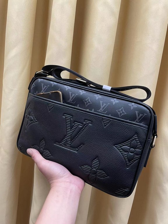 2023 spring fire crossbody bag   Italian imported cowhide   top goods,   steel hardware are brand LOGO, look at the gloss of the skin, look at the oil edges, look at the alignment, the highest quality in the market, ther