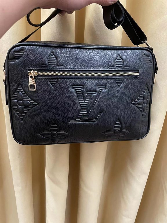 2023 spring fire crossbody bag   Italian imported cowhide   top goods,   steel hardware are brand LOGO, look at the gloss of the skin, look at the oil edges, look at the alignment, the highest quality in the market, ther