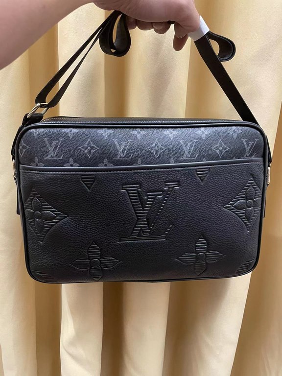 2023 spring fire crossbody bag   Italian imported cowhide   top goods,   steel hardware are brand LOGO, look at the gloss of the skin, look at the oil edges, look at the alignment, the highest quality in the market, ther