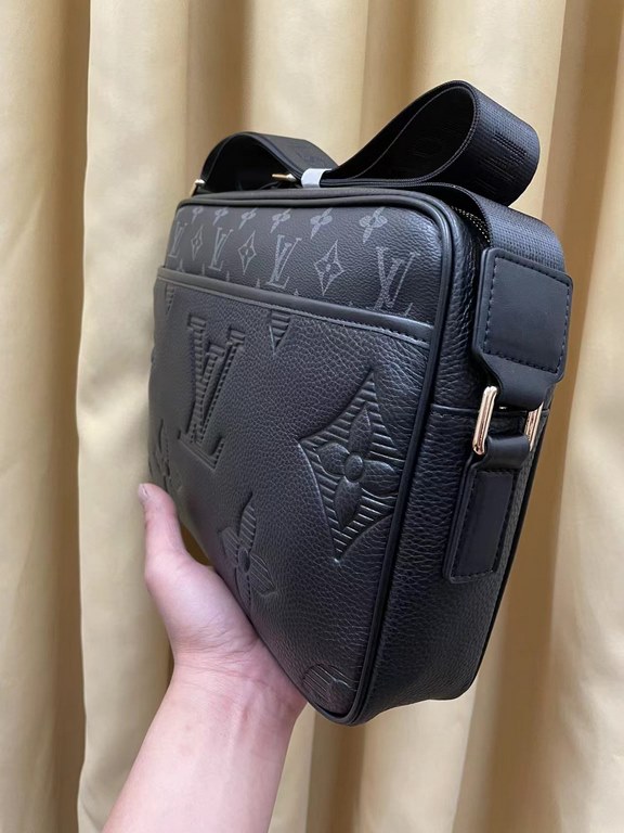 2023 spring fire crossbody bag   Italian imported cowhide   top goods,   steel hardware are brand LOGO, look at the gloss of the skin, look at the oil edges, look at the alignment, the highest quality in the market, ther