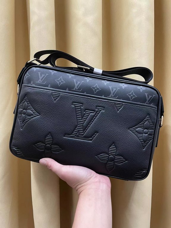 2023 spring fire crossbody bag   Italian imported cowhide   top goods,   steel hardware are brand LOGO, look at the gloss of the skin, look at the oil edges, look at the alignment, the highest quality in the market, ther