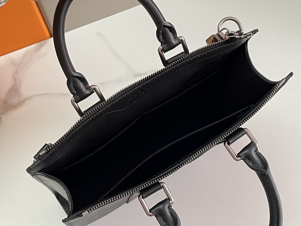 Top Original   Genuine Development, All Steel Hardware     Drawing inspiration from Louis Vuitton's iconic Sac Plat bag, this bag is elegantly shaped in Monogram Eclipse Reserve canvas. Reinforced leather straps and a na