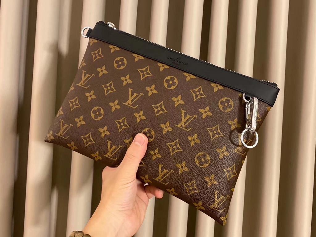 LV Louis Vuitton multifunctional handbag shipping   unisex models   summer staple models   imported special materials PVC plating with leather refined from   real shot not to repair the picture   every detail can be seen