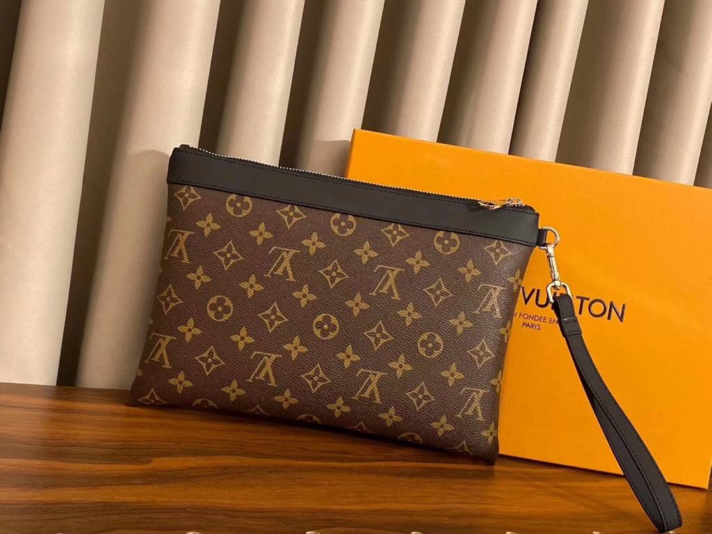 LV Louis Vuitton multifunctional handbag shipping   unisex models   summer staple models   imported special materials PVC plating with leather refined from   real shot not to repair the picture   every detail can be seen