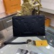 New  LOUIS VUITTON (Louis Vuitton)   the latest clutch bag Not only the bag type to do a good job, and the quality is also very fine, the use of imported cowhide embossed production, hardware supporting with a combinatio