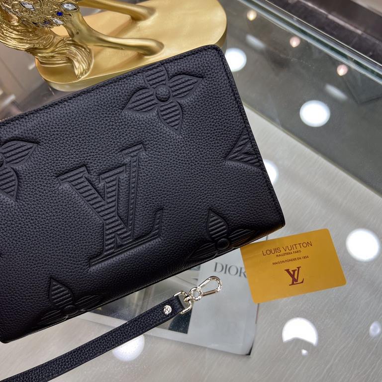 New  LOUIS VUITTON (Louis Vuitton)   the latest clutch bag Not only the bag type to do a good job, and the quality is also very fine, the use of imported cowhide embossed production, hardware supporting with a combinatio