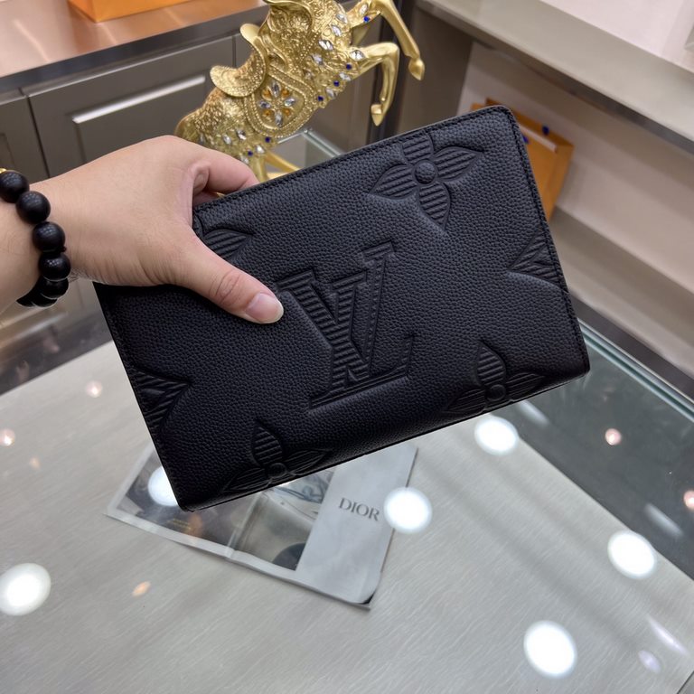 New  LOUIS VUITTON (Louis Vuitton)   the latest clutch bag Not only the bag type to do a good job, and the quality is also very fine, the use of imported cowhide embossed production, hardware supporting with a combinatio