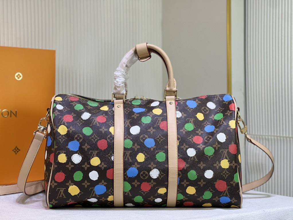 M46400 46377 41416 From the Louis Vuitton x Yayoi Kusama collaboration, the Louis Vuitton x Yayoi Kusama Keepall 45 travel bag celebrates the fusion of artistic creativity and craftsmanship with polka dots on Monogram Ec