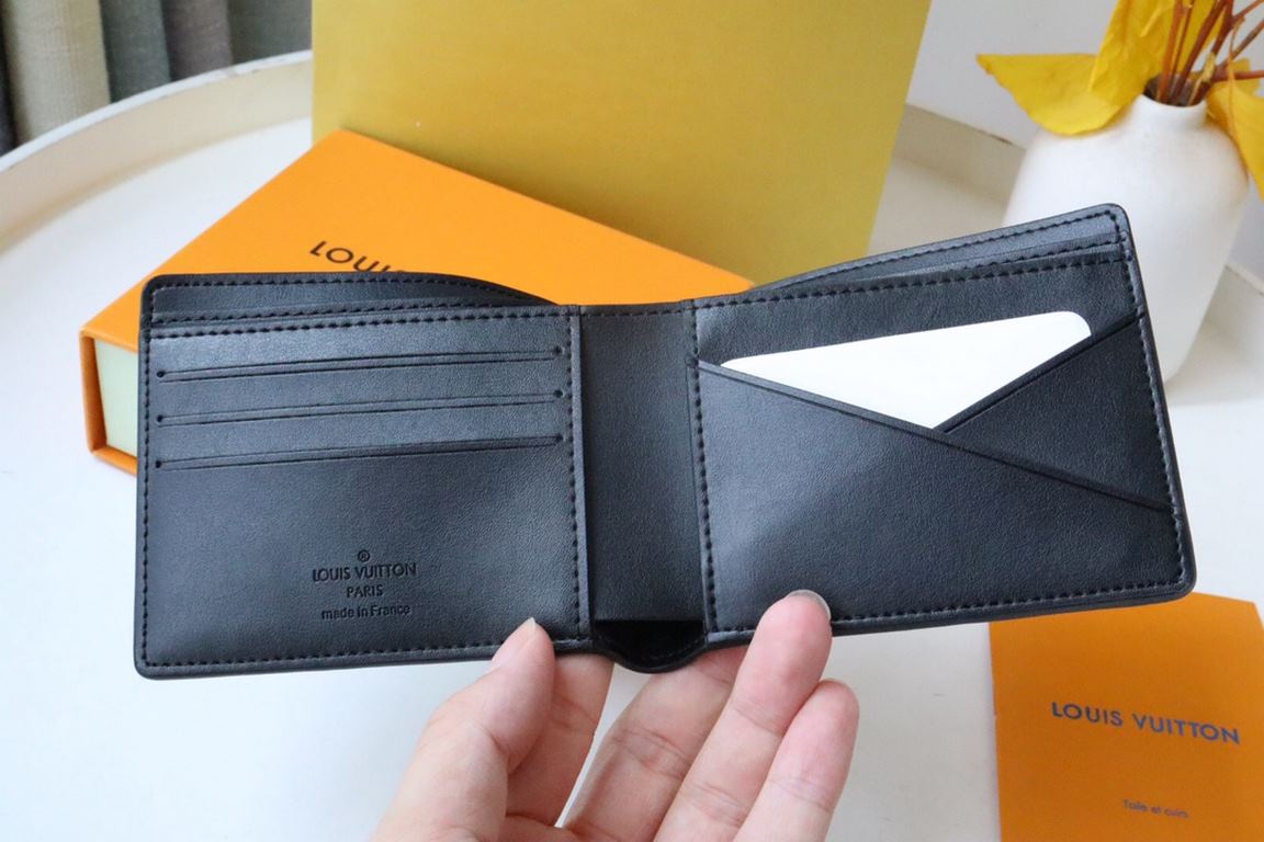 MULTIPLE short money clipM82297 Short WalletMade of cool canvas with soft leather lining, it has practical compartments and card slots to organize credit cards, bills, receipts and more. Folding closure makes it compact 