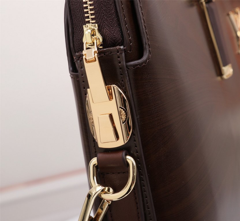 Top quality original single] 2022 classic LV combination lock briefcase European original imported cowhide sketched iconic lines, using imported equipment, fashionable trend, counter quality, more front zipper pockets an