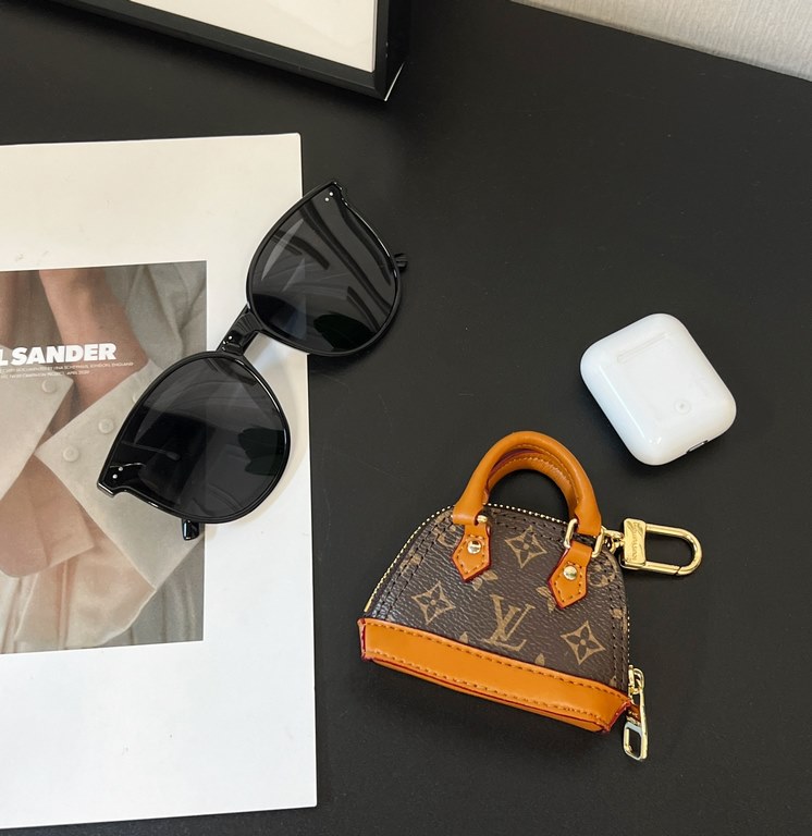 M00995 Louis Vuitton Louis Vuitton lv mini old flower   shell bag keychain pendant PU material, hardware is steel, original logo, can hold cards, coins and other small objects. size9×6.5×3cm  Party Palm Springs Cowhide l