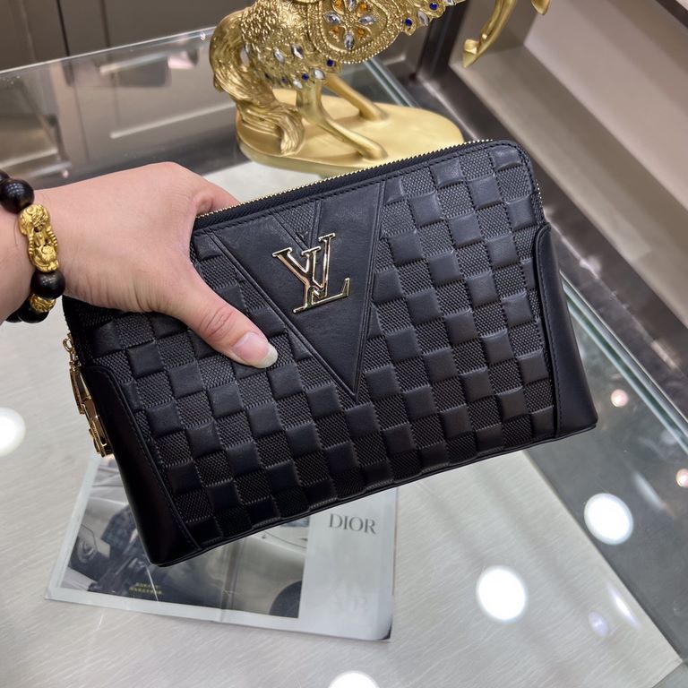 LOUIS VUITTON (Louis Vuitton   )   Haute Couture Men's Clutch Series Top imported cowhide embossed with combination lock, double pull design, senior tailor Cubic tailoring perfect shape Hand on the hand with excellent ef