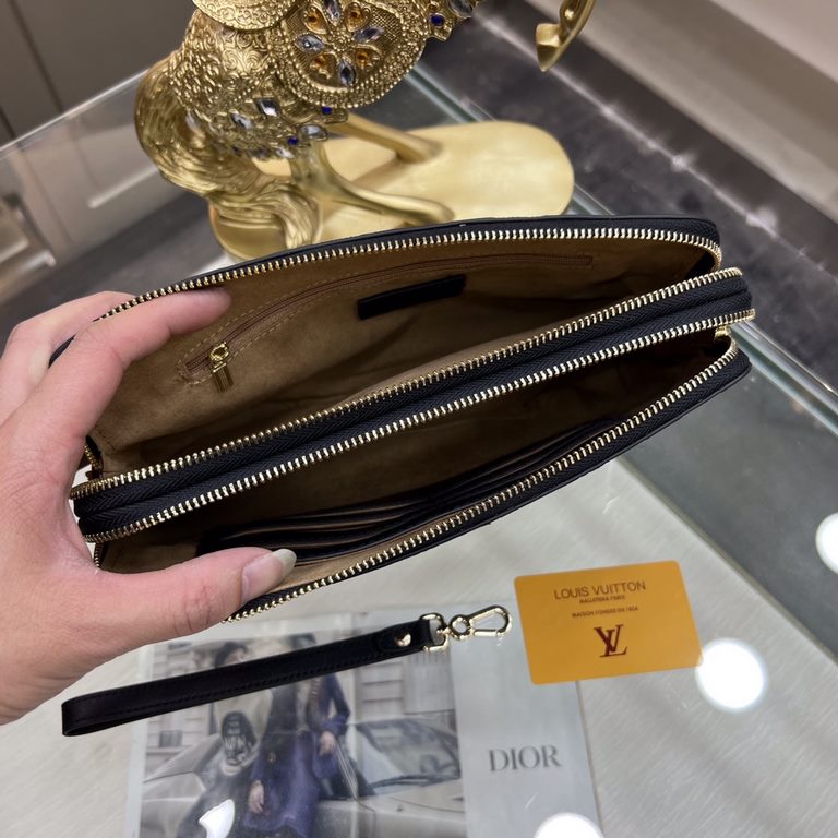 LOUIS VUITTON (Louis Vuitton   )   Haute Couture Men's Clutch Series Top imported cowhide embossed with combination lock, double pull design, senior tailor Cubic tailoring perfect shape Hand on the hand with excellent ef